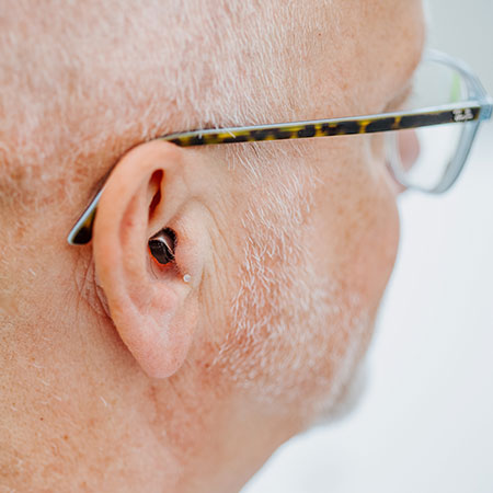 Im-Ohr-Hörgeräte